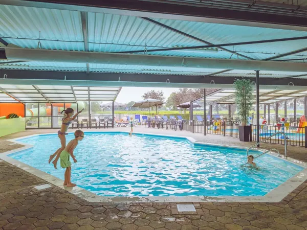 Das Hallenbad auf dem Roan-Campingplatz 't Veld.