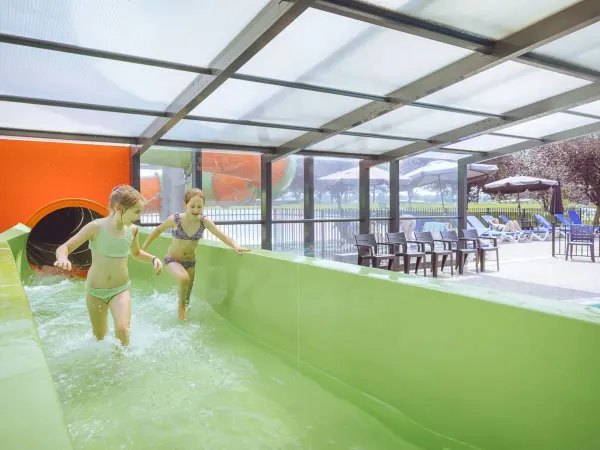 Wasserspaß im Hallenbad auf dem Roan Camping 't Veld.