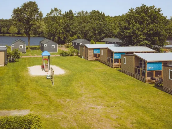 Luxuriöse Mobilheime auf einem Feld auf dem Roan Camping 't Veld.