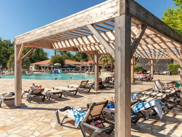 Viele Sonnenliegen am Pool auf dem Campingplatz Roan Mayotte Vacances.