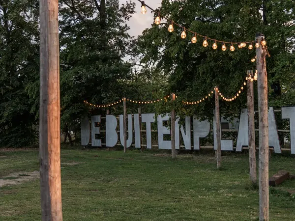 der 'Buitenplaats', wo die Aktivitäten des Animationsteams auf dem Roan-Campingplatz De Twee Bruggen stattfinden.