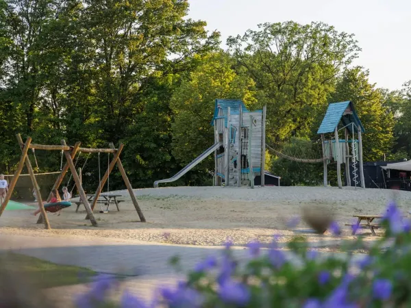 Spielplatz und Wassergarten auf dem Roan Camping de Twee Bruggen.