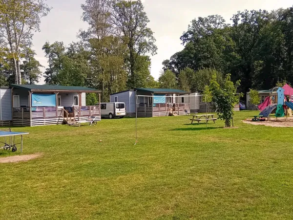 Einer der gemütlichen Premium-Lounge-Stellplätze mit Spielplatz auf dem Roan-Campingplatz De Twee Bruggen.