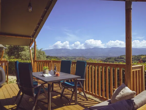 Blick von der Lodgetent-Quelle auf dem Campingplatz Roan hu Norcenni Girasole.
