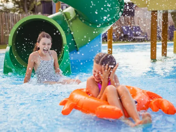 Mädchen haben Spaß im Pool auf dem Roan Campingplatz Marvilla Parks Kaatsheuvel.