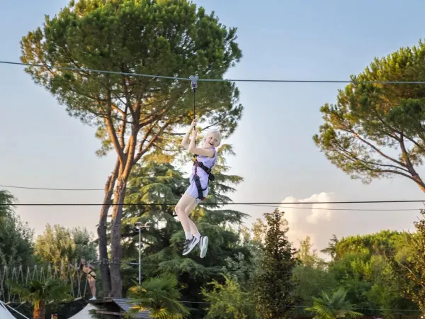 Ziplining zwischen den Baumwipfeln auf dem Roan Camping hu Altomincio Dorf.