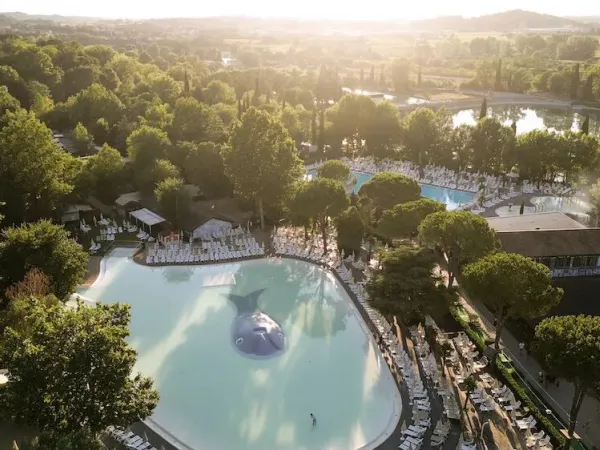 Übersicht der Schwimmbäder in grüner Umgebung auf dem Campingplatz Roan hu Altomincio village.
