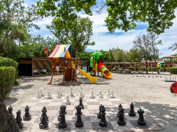 Spielplatz, Tischtennisplatten und großes Schachspiel auf dem Campingplatz Roan hu Montescudaio village.