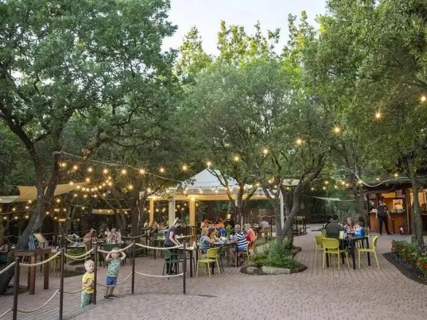 Sitzecke im Freien beim Restaurant mit gemütlicher Beleuchtung auf dem Campingplatz Roan hu Montescudaio village.
