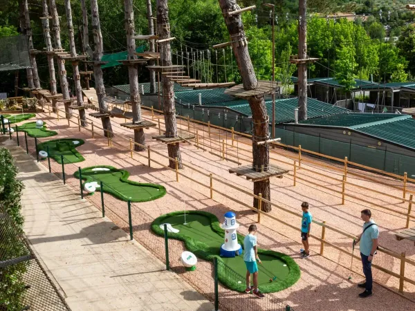 Minigolf auf dem Campingplatz Roan hu Norcenni Girasole Dorf.