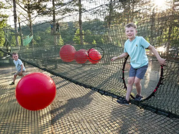 Spielen in oberirdischen Netzen auf dem Roan-Campingplatz hu Norcenni girasole Dorf.