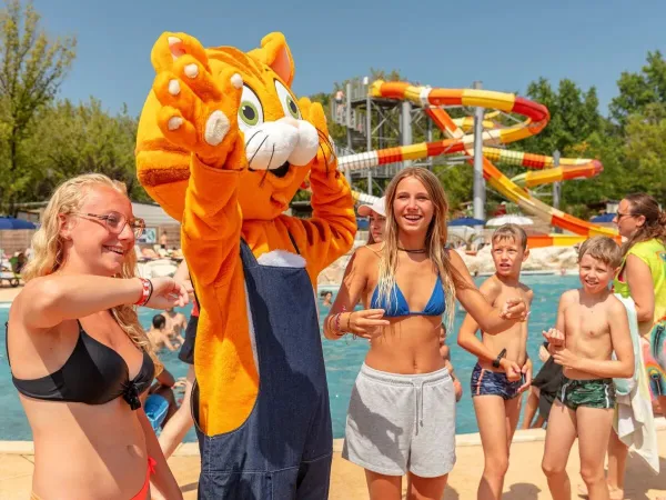 Maskottchen Homy tanzt mit den Gästen auf dem Campingplatz Roan Château de Fonrives.