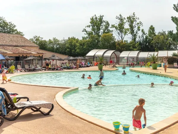 Schwimmbad auf dem Campingplatz Roan Château de Fonrives.