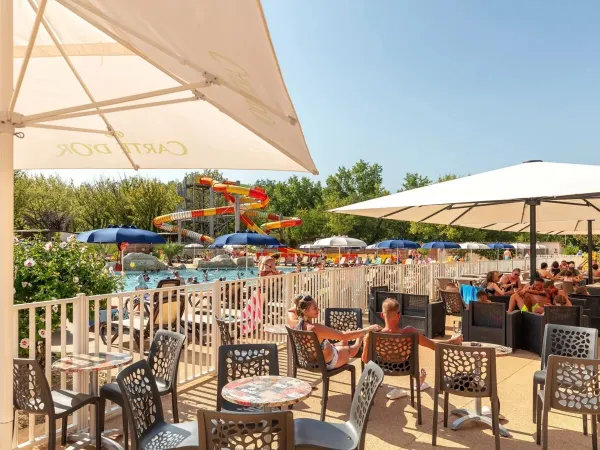 Terrasse am Pool auf dem Campingplatz Roan Château de Fonrives.