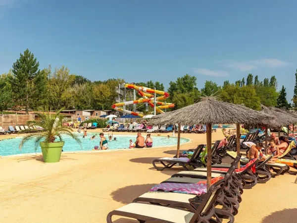 Liegestühle am Pool auf dem Campingplatz Roan Château de Fonrives.