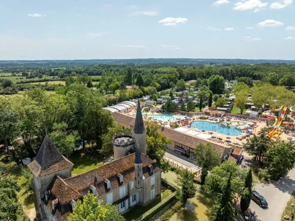 Übersicht Wasserpark mit Schloss auf dem Campingplatz Roan Château de Fonrives.