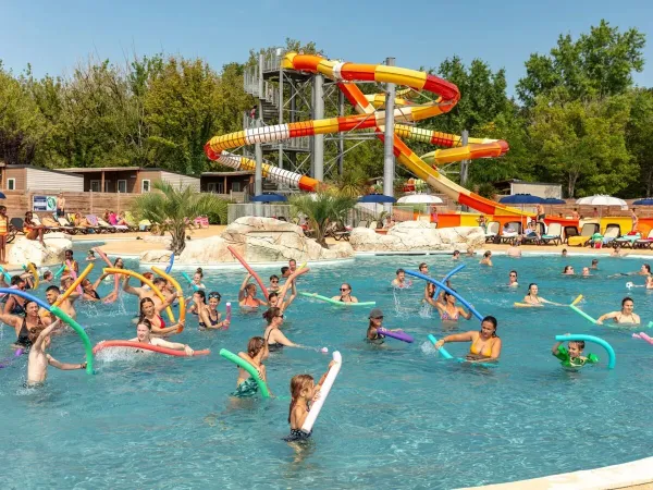 Wassergymnastik im Schwimmbad auf dem Campingplatz Roan Château de Fonrives.