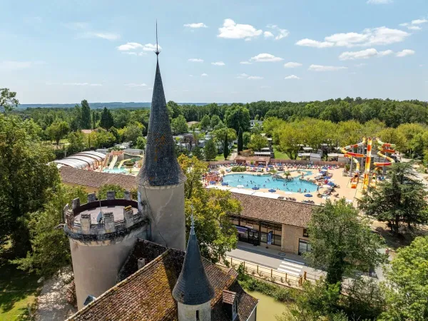 Das Schloss mit Schwimmbad auf dem Campingplatz Roan Château de Fonrives