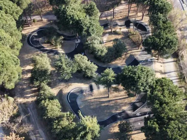 Pumptrack-Bahn auf dem Campingplatz Roan Atlantic Club Montalivet.