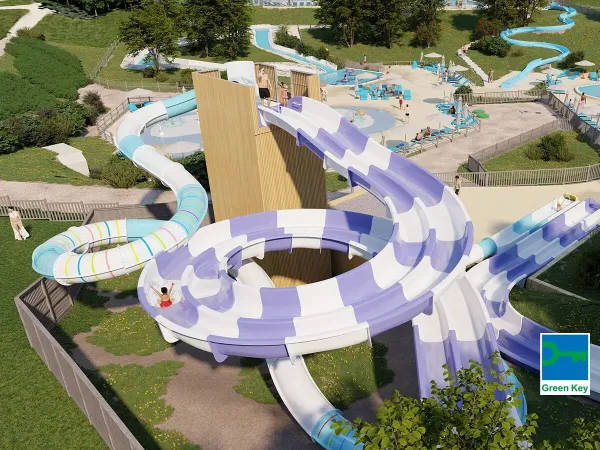 Neue schnelle Rutsche und Rennrutsche auf dem Roaner Campingplatz Le Domaine du Clarys.