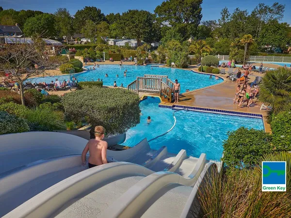 Wasserrutschen und Schwimmbad auf dem Campingplatz Roan Grande Métairie.