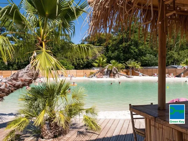 Stimmungsbild des Lagunenpools auf dem Roan Camping La Clairière.