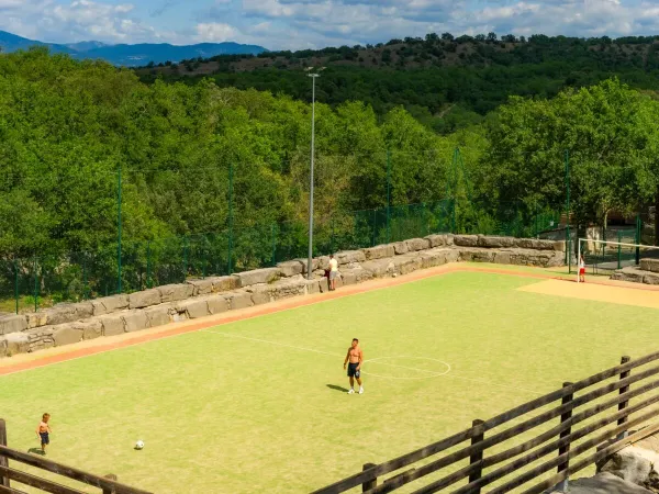 Fußball spielen auf dem Sportplatz des Campingplatzes Roan Aluna Vacances.