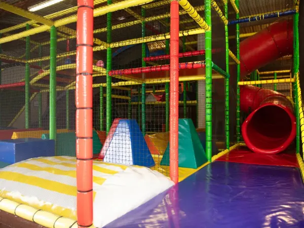 Indoor-Spielplatz auf dem Campingplatz Roan de Galaure.