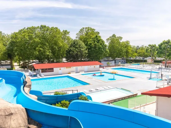 Übersicht über das Schwimmbad auf dem Campingplatz Château de Galaure.