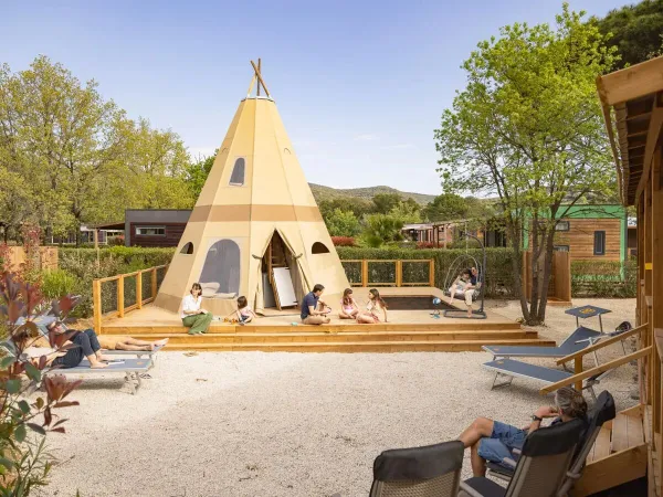 Familien genießen den Platz rund um den Supreme Deluxe Family Premium Zone auf dem Roan Camping Domaine des Naïades.