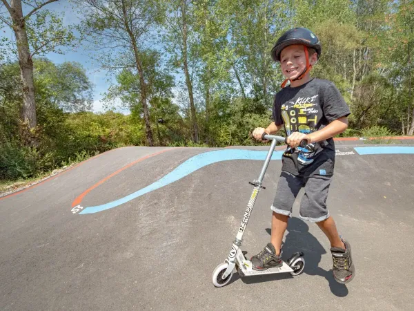 Ein kleiner Junge auf dem Pumptrack auf dem Roan Camping Le Pommier.