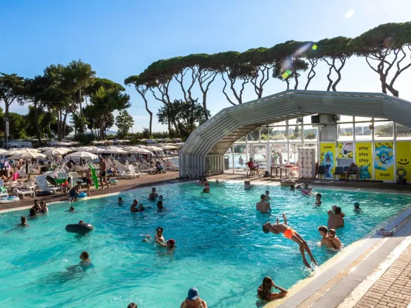 Pool, die auf Roan Camping hu Park Albatros village abgedeckt werden kann.