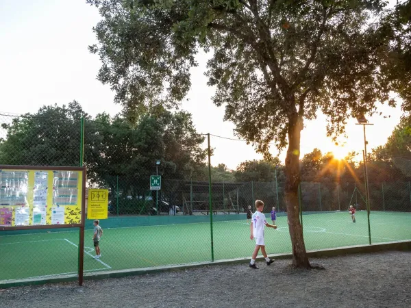 Fußballplatz auf dem Campingplatz Roan hu Montescudaio village.