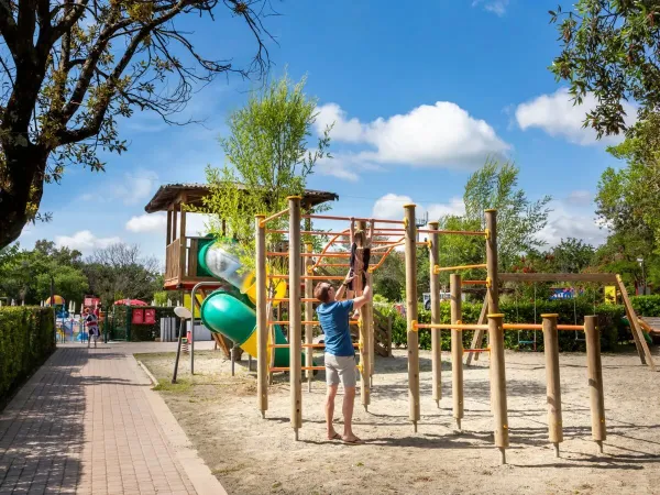 Spielen auf dem Spielplatz des Campingplatzes Roan im Dorf Montescudaio.