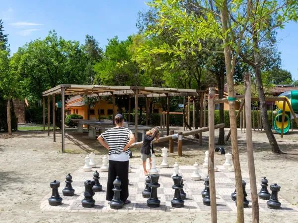 Spielplatz und großes Schachspiel auf dem Campingplatz Roan hu Montescudaio Dorf.