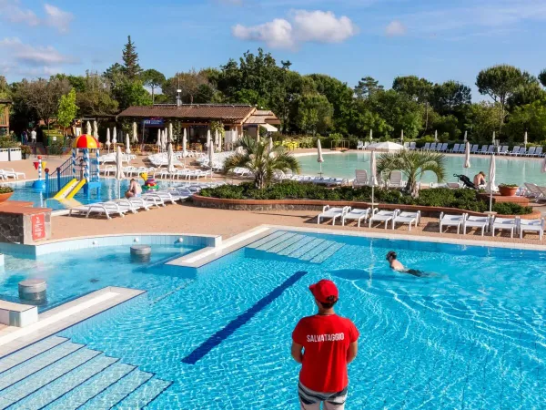 Überblick über die Pools auf dem Campingplatz Roan hu Montescudaio Dorf.