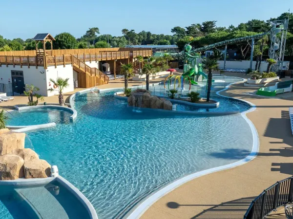 Das schöne Schwimmbad mit Rutschen und Planschbecken auf dem Roan Campingplatz Le Domaine du Clarys.