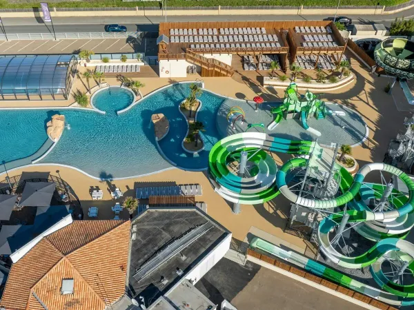 Überblick über den neuen Kinderspielplatz und mehrere Rutschen auf dem Roan-Campingplatz Le Domaine du Clarys.