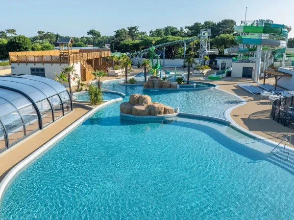 Übersicht Schwimmbad mit neuen Rutschen auf dem Campingplatz Roan Le Domaine du Clarys.