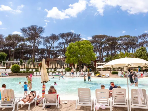 Menschen, die sich am Lagunenpool des Roan Camping hu Fabulous Village vergnügen.