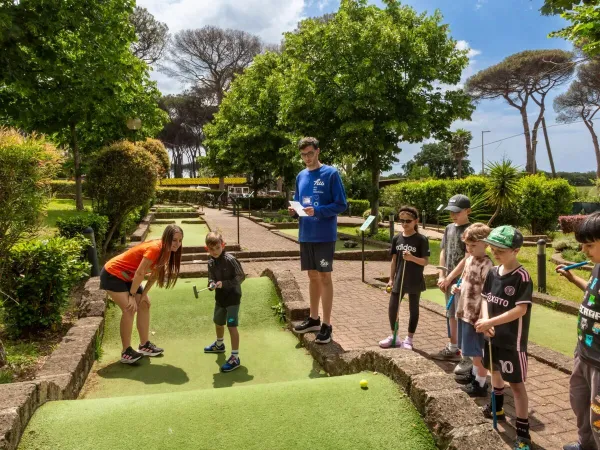 Minigolf mit dem Animationsteam von Roan camping hu Fabulous village.