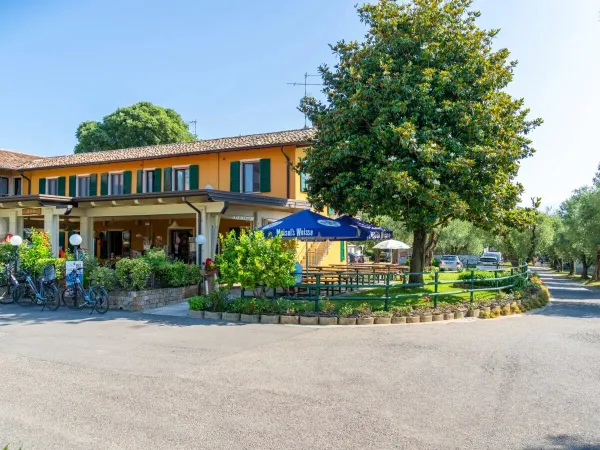 Das Restaurant mit Terrasse auf dem Roan Campingplatz La Rocca Manerba.