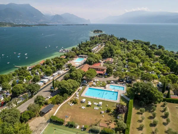 Übersicht über das Schwimmbad auf dem Campingplatz Roan La Rocca Manerba.