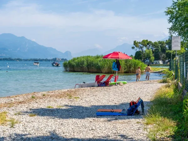 Der Kieselstrand des Roan-Campingplatzes La Rocca Manerba.