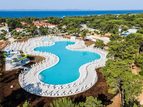 Neuer Poolkomplex im Jahr 2025 mit Rutschen und Planschbecken auf dem Campingplatz Roan in der Ferienanlage Zaton.