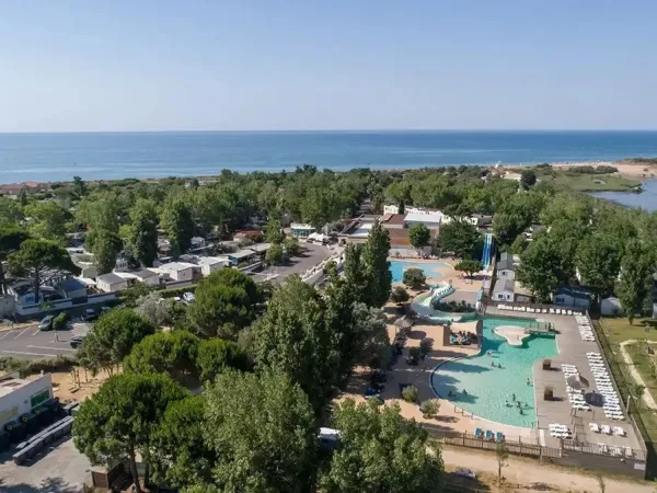 Übersicht Schwimmbad auf dem Campingplatz Roan Méditerranée Plage.