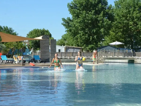 Das Schwimmbad auf dem Campingplatz Roan Méditerranée Plage.