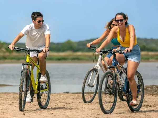 Erkunden Sie die Umgebung mit dem Fahrrad Roan camping Méditerranée Plage.