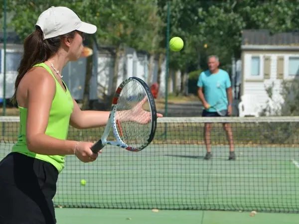 Spielen Sie eine Partie Tennis auf dem Campingplatz Roan Méditerranée Plage.