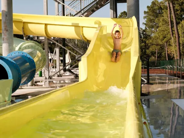Kinder haben Spaß auf Roans spektakulären Rutschen auf dem Campingplatz Zaton Holiday Resort